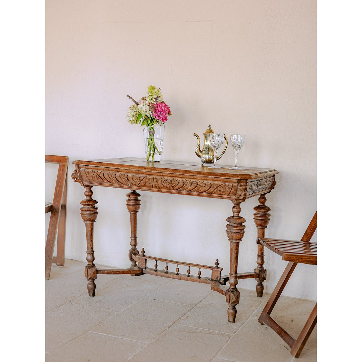 Table d'appoint en bois sculpté de style Moyen-Âge Francine N°1113 - Bon état bois foncé, DEBONGOUT