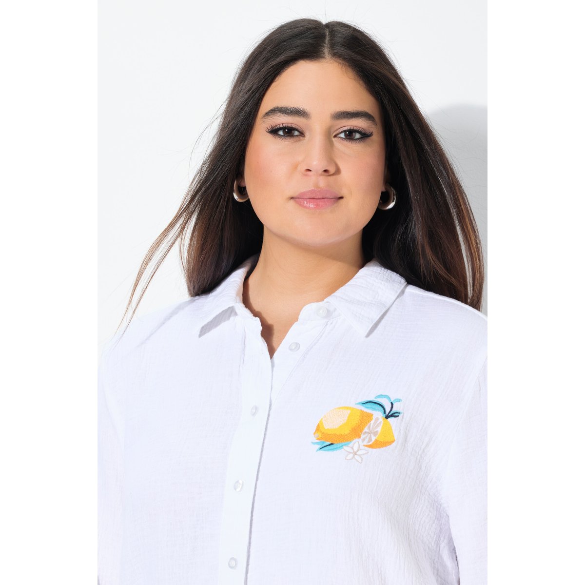 Chemisier en mousseline. Motifs blanc neige, ULLA POPKEN