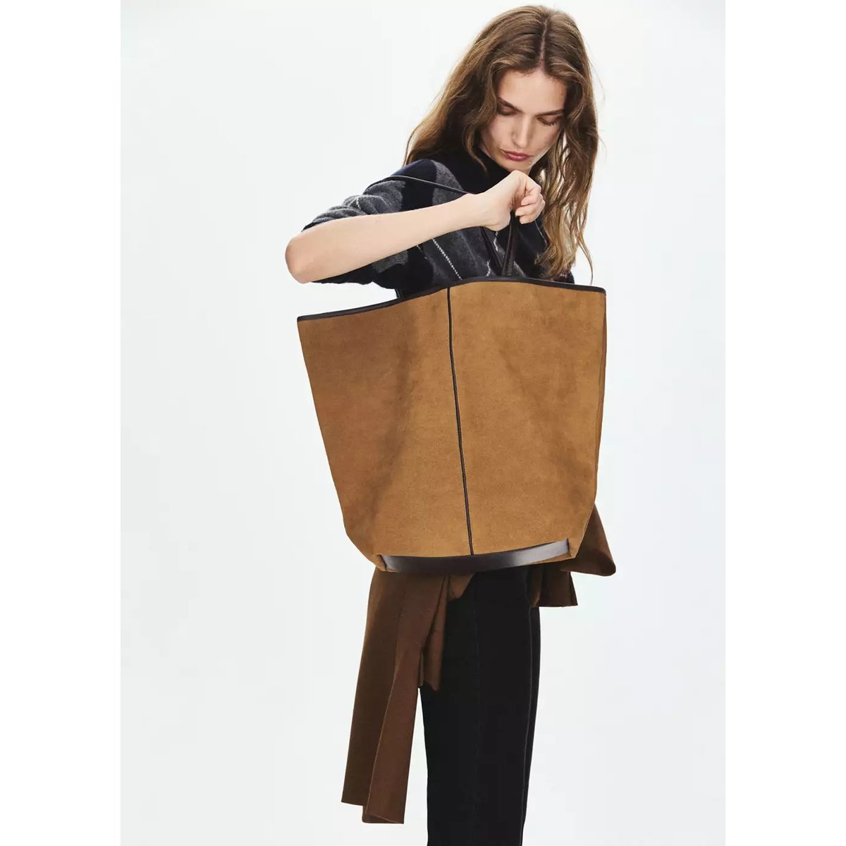 Sac seau en cuir suédé marron moyen, MANGO