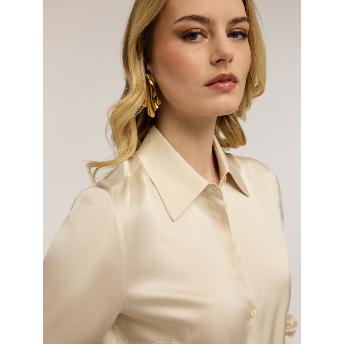 Chemise en satin de viscose beige, MOTIVI