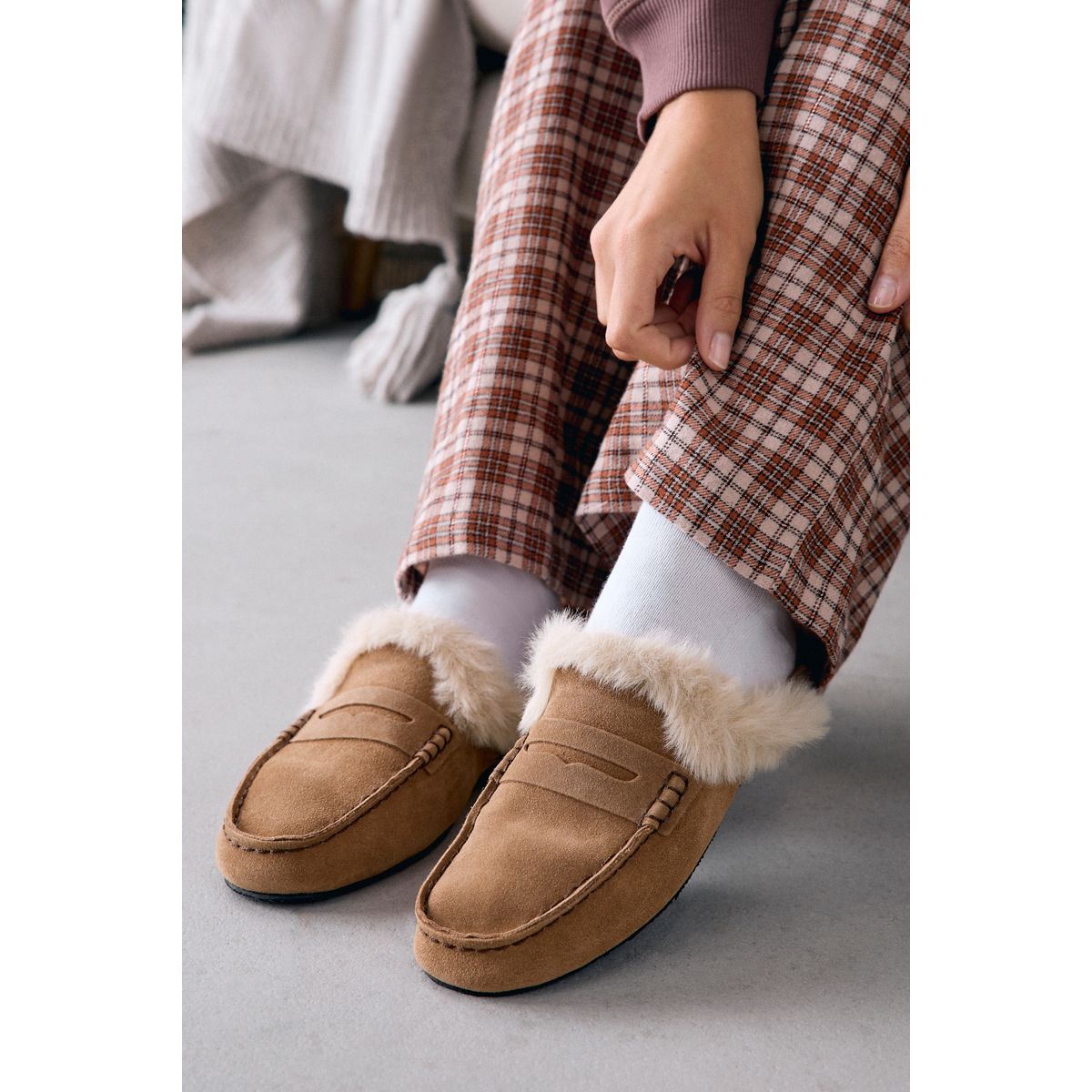 Chaussons style mocassins en daim marron moka, NEXT