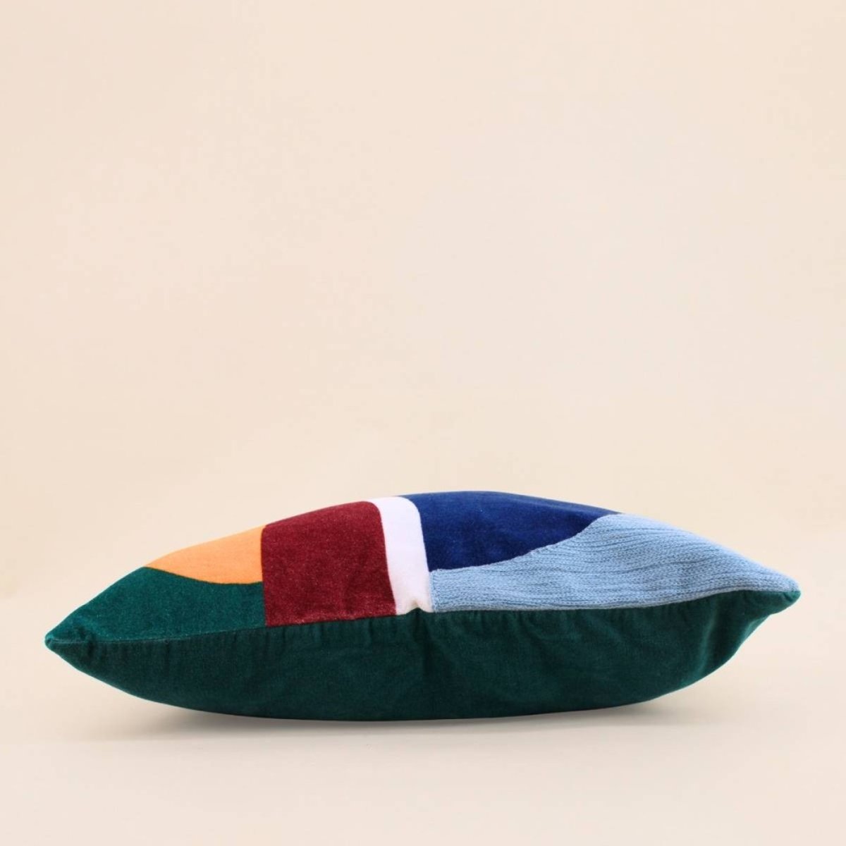 Coussin en velours de coton imprimé rebrodé 30x50cm bleu, ORNAMI