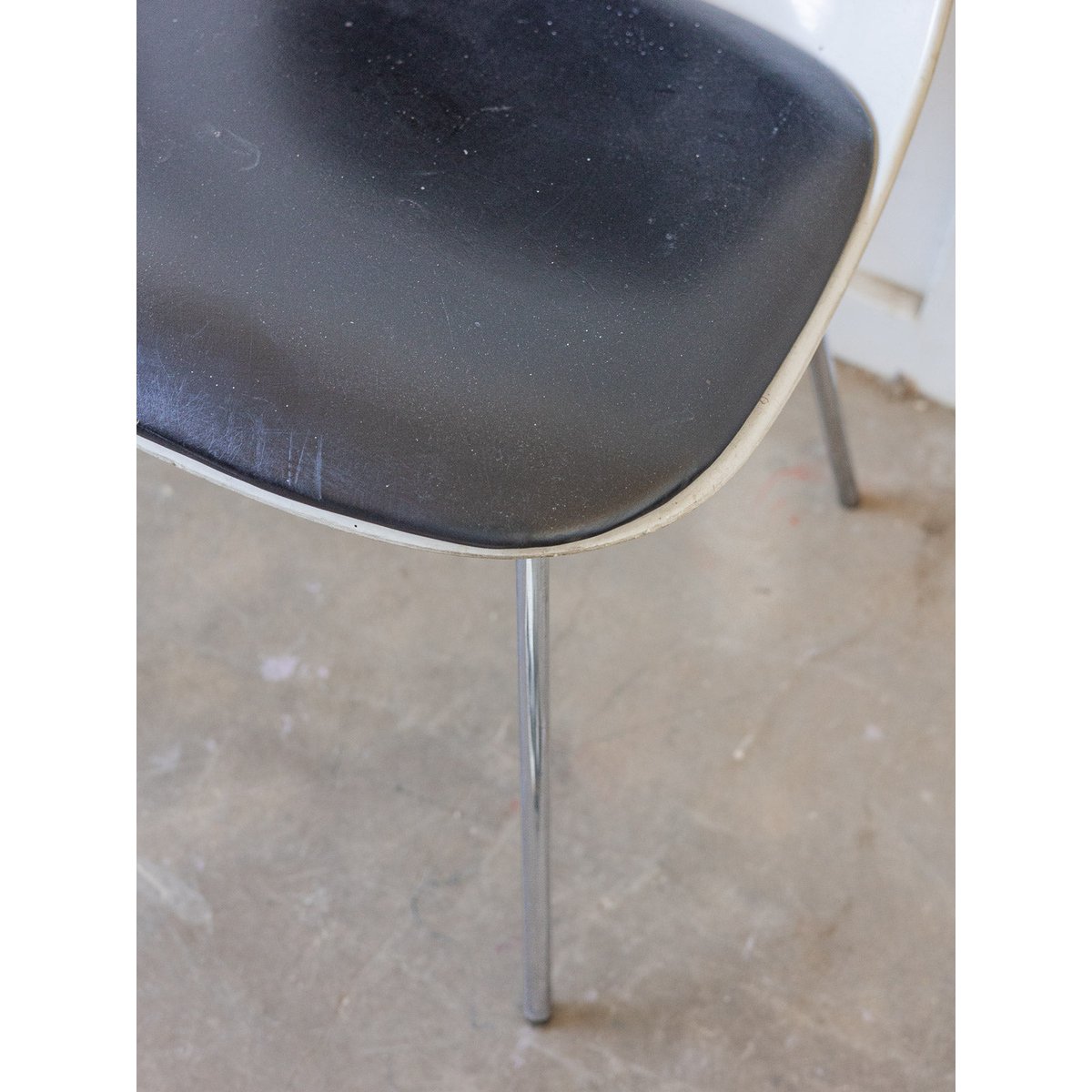 Chaise années 70 Alma N°1946 - Bon état noir, DEBONGOUT