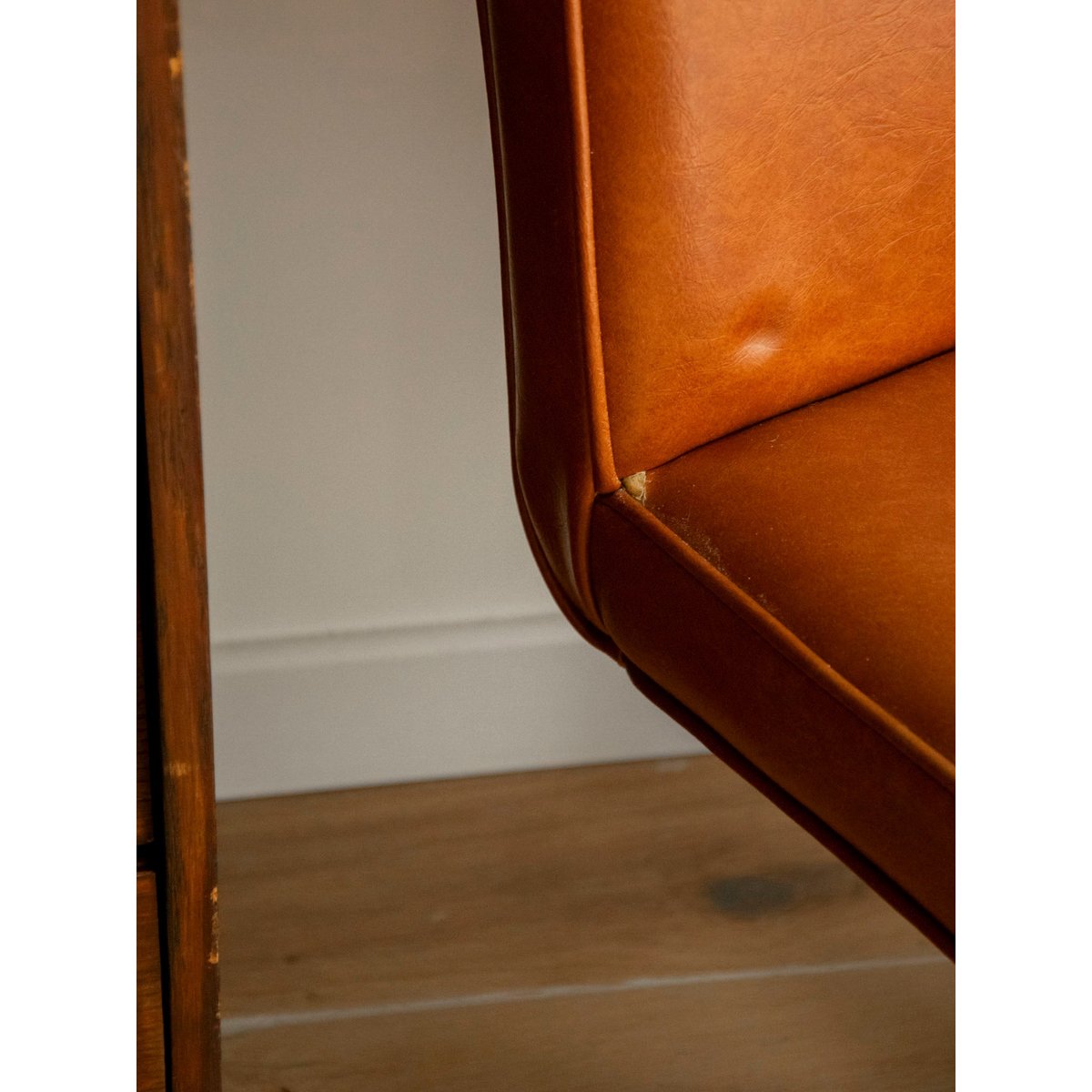 Fauteuil de bureau en skaï cognac Jakob N°1344 - Bon état camel, DEBONGOUT