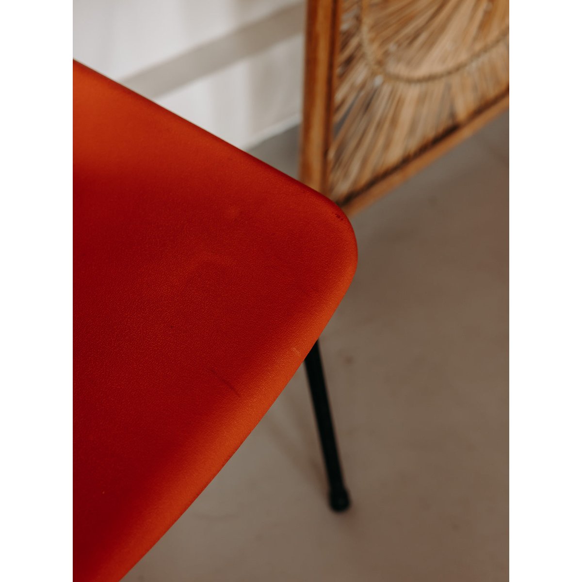 Paire de chaises oranges aux allures rétro Alma N°2002 - Bon état rouge, DEBONGOUT