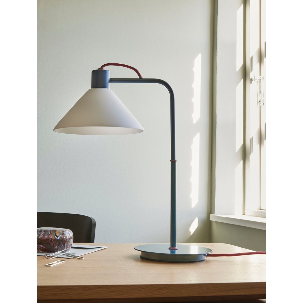 Lampe de table en fer et verre SPOT bleu, HUBSCH