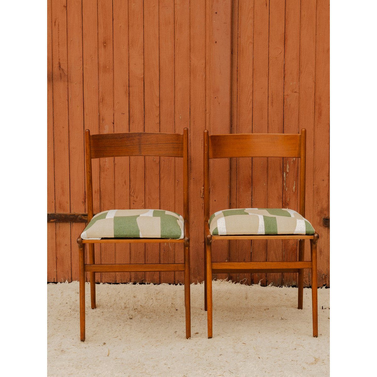Lot de 4 chaises en bois et tissu Alma N°2077 - Bon état bois foncé, DEBONGOUT