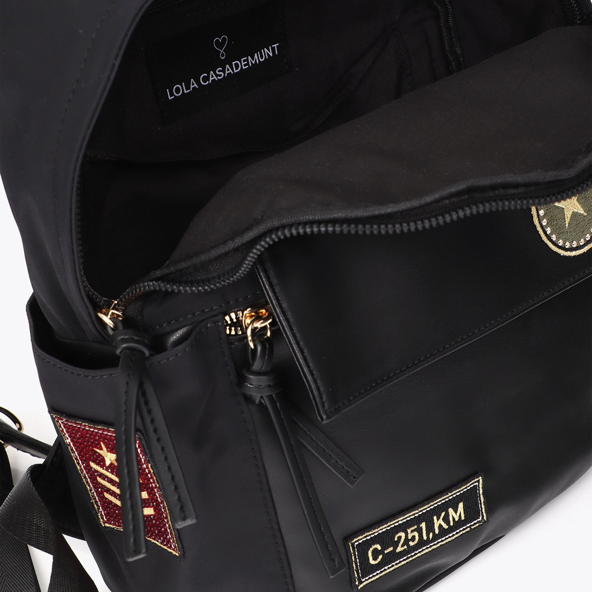 Sac à dos avec broderies et patchs noir, LOLA CASADEMUNT
