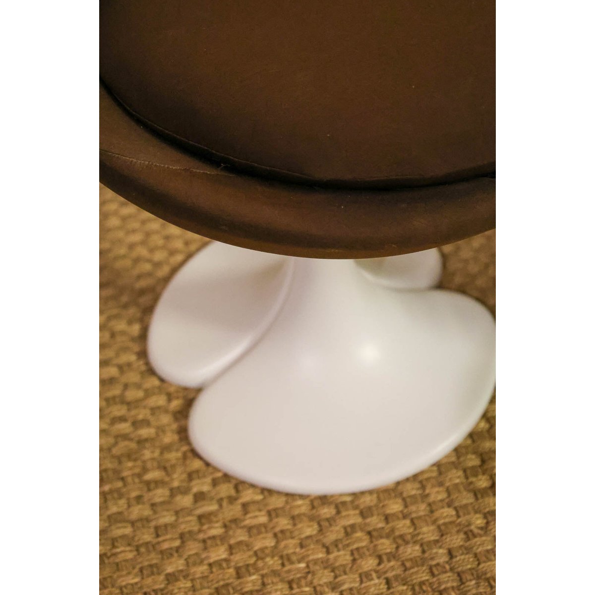 Chaise pivotante modèle "Trèfle" Alma N°1122 - Bon état marron, DEBONGOUT