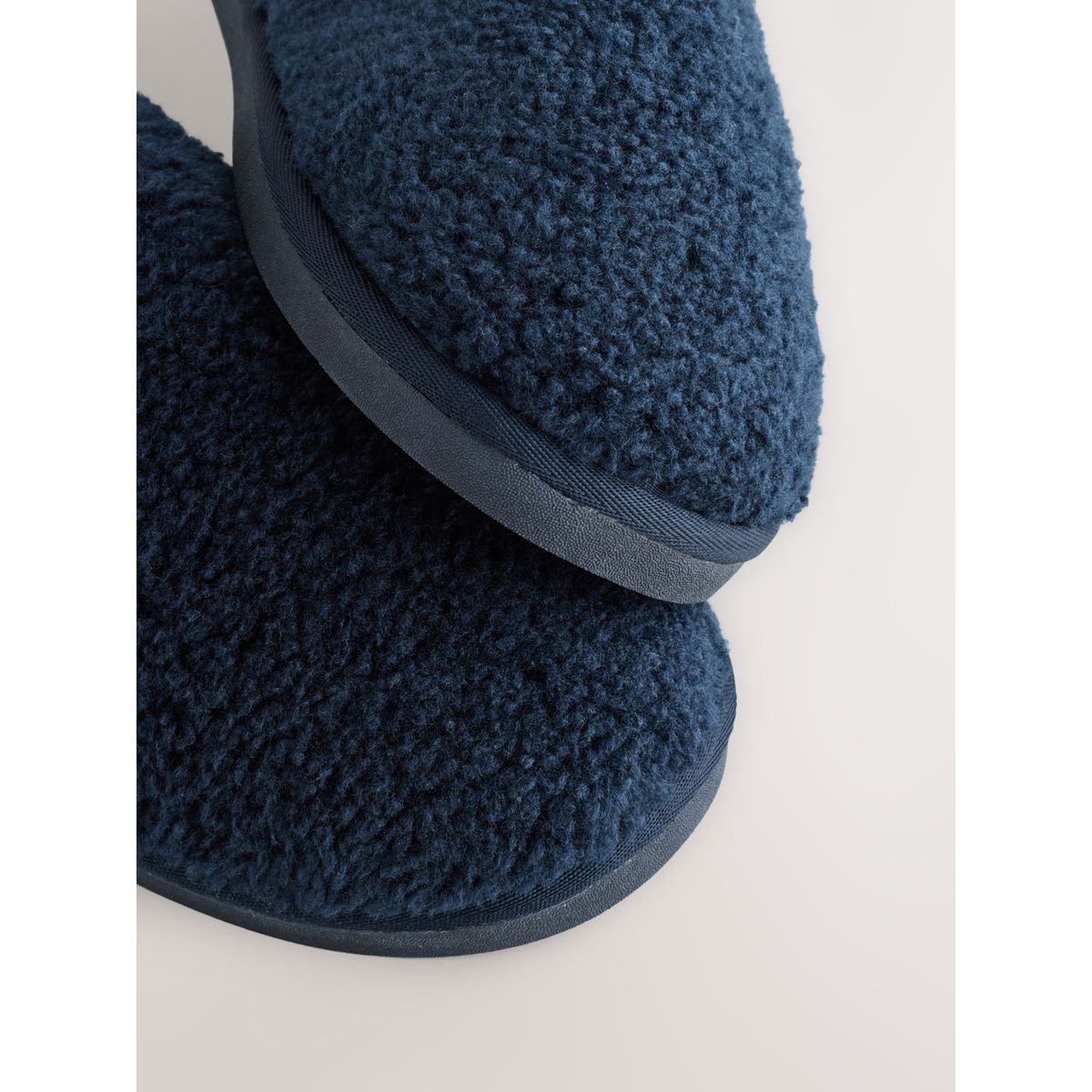 Chaussons en imitation peau de mouton bleu marine, NEXT