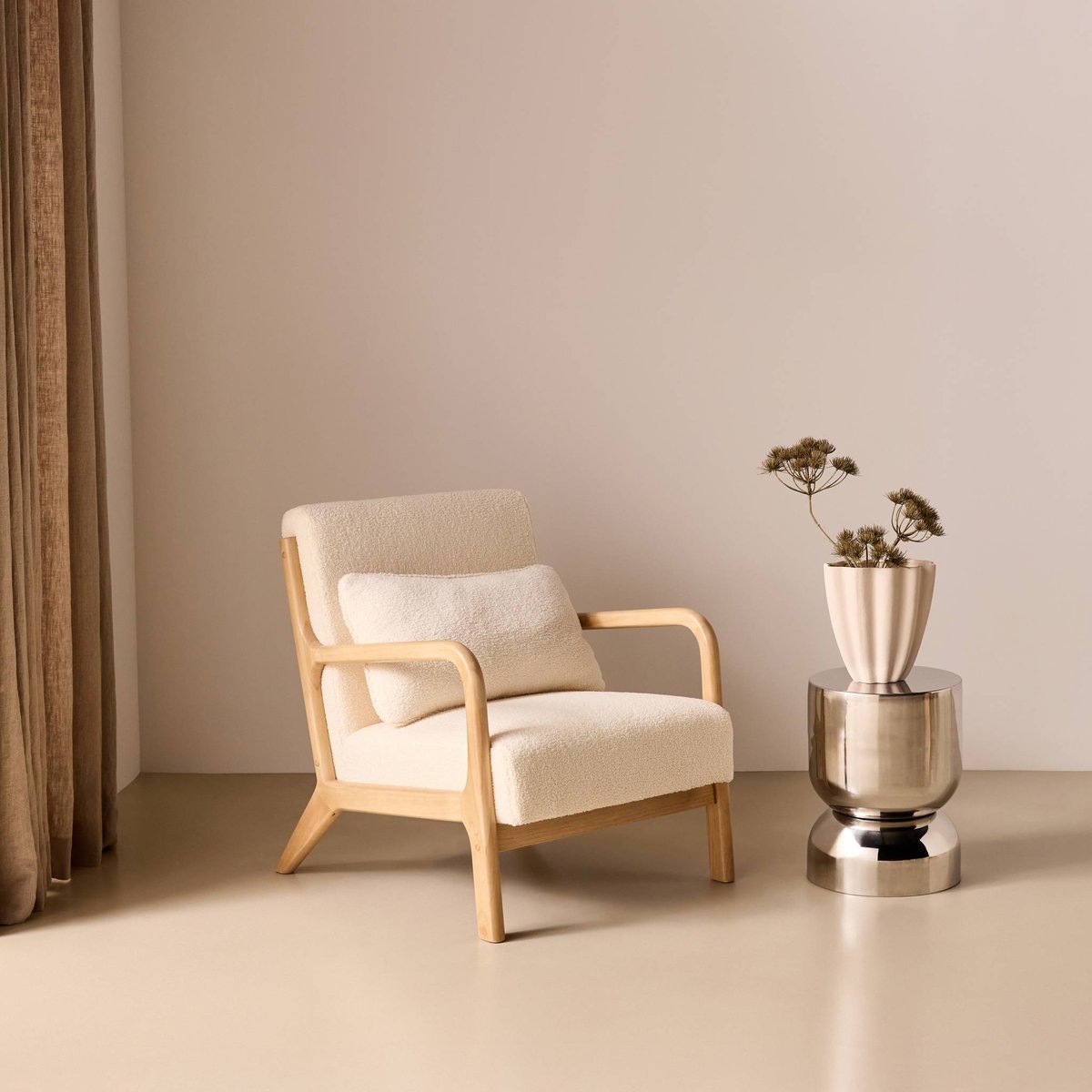 Fauteuil scandinave bois d'hévéa et bouclette LORENS crème, SWEEEK