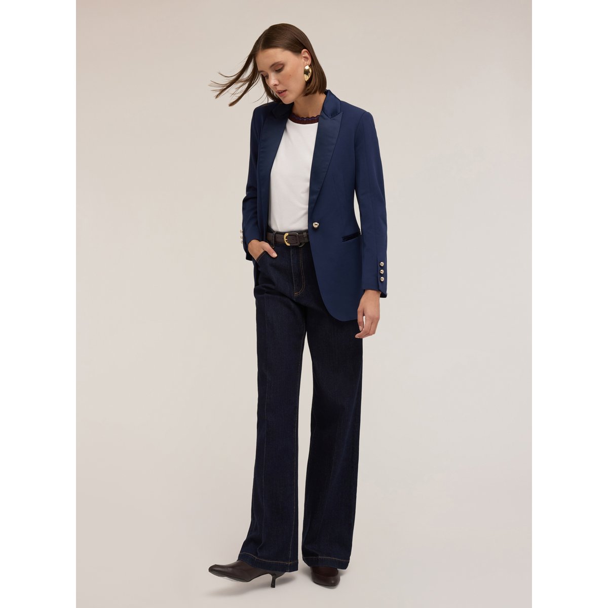 Jean large bleu, MOTIVI