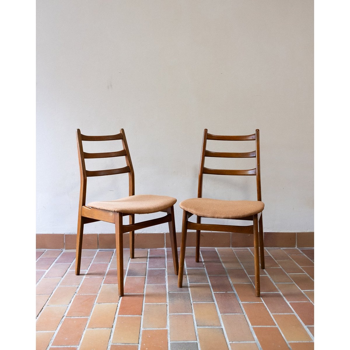 Paire de chaises scandinaves Alma N°1791 - Bon état bois foncé, DEBONGOUT