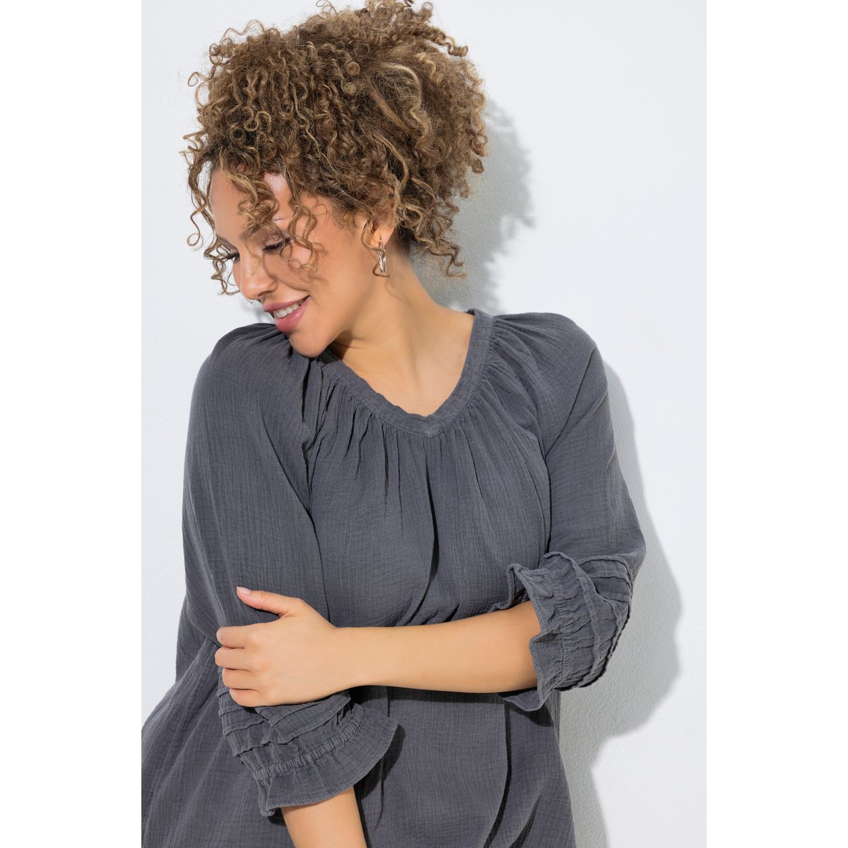 Blouse en mousseline, pinces, coupe A, col V gris graphite, ULLA POPKEN