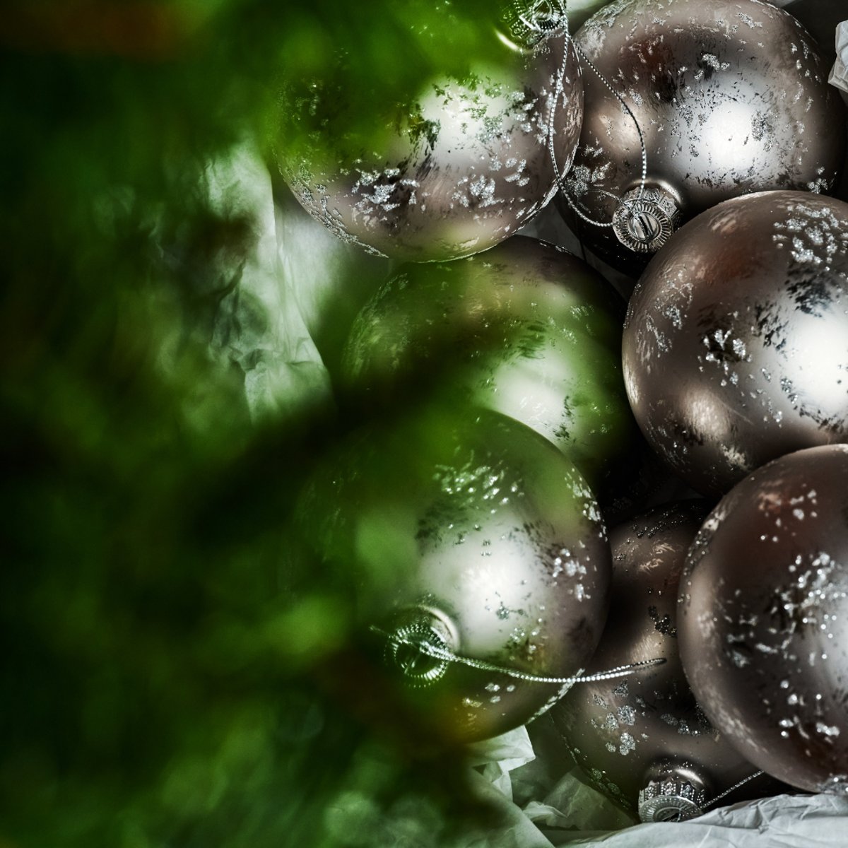 Boule de noël décorative pailletée et mat en verre D10 gris, SIA DECO
