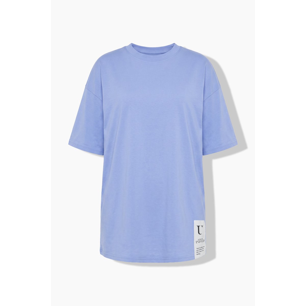 T-shirt oversize. Manches courtes. Patch bleu clair, STUDIO UNTOLD