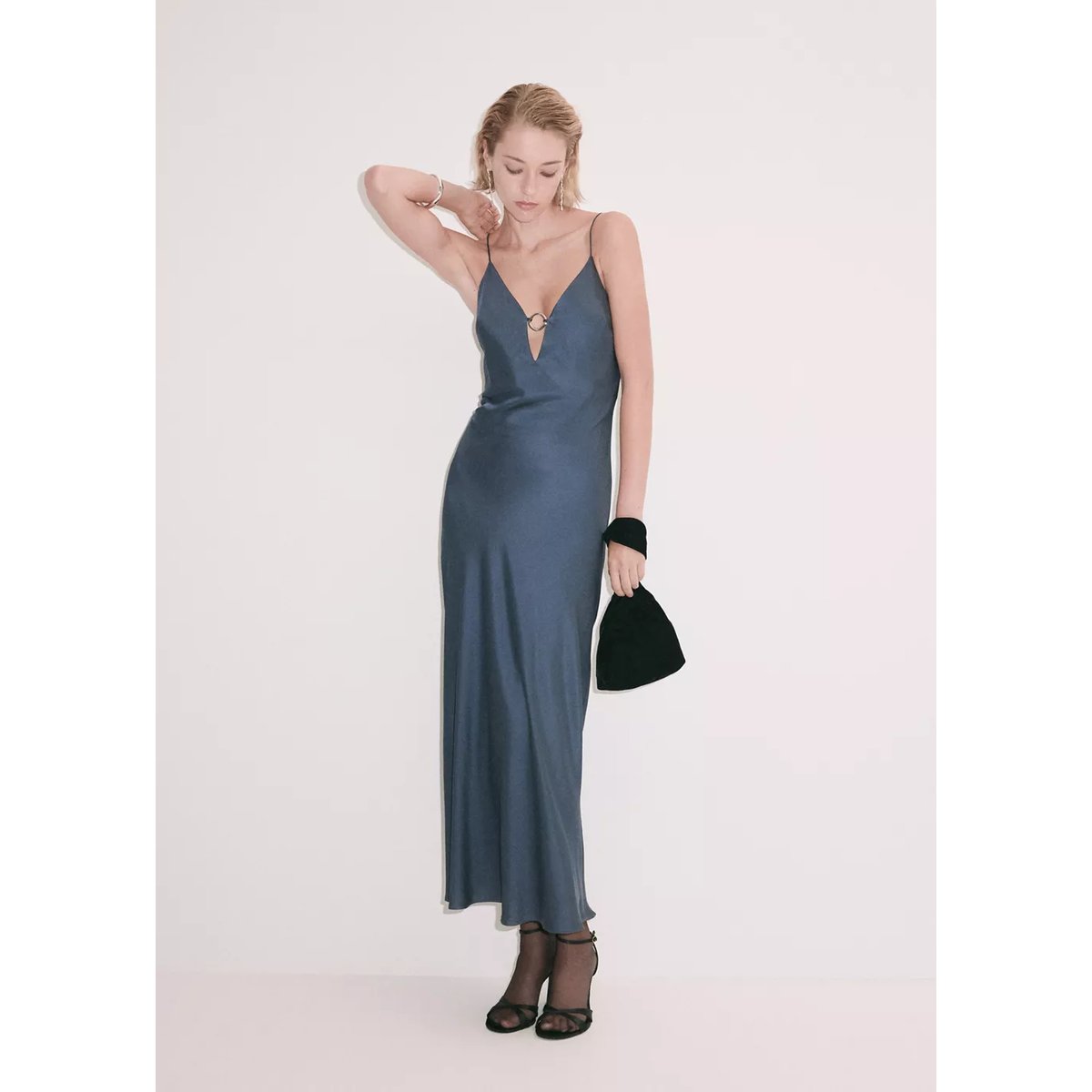 Robe satinée col V bleu, MANGO