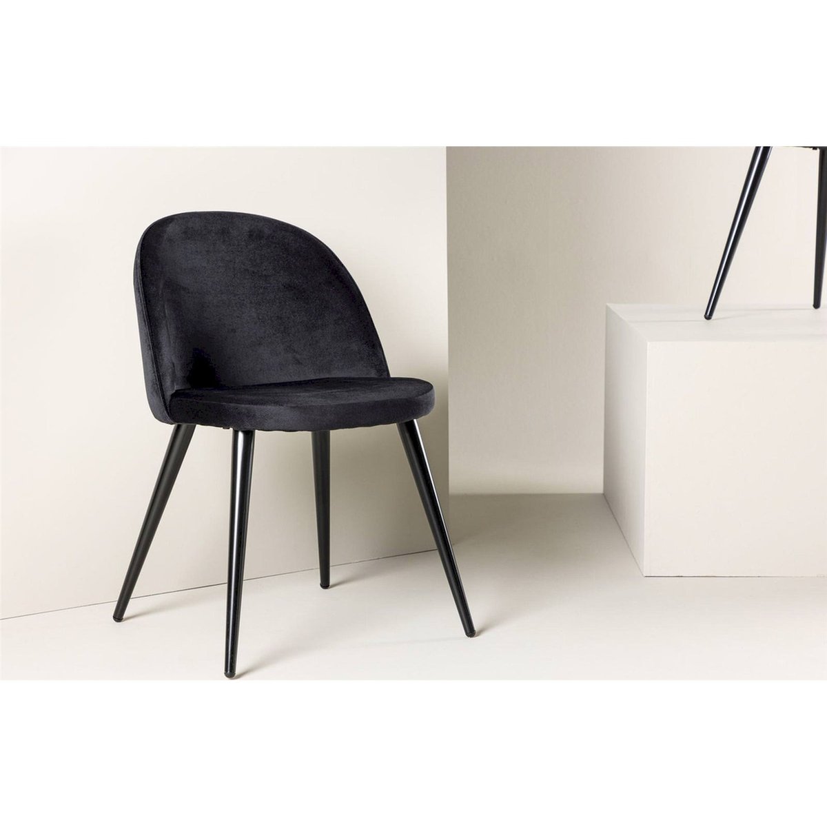 Chaise tapissée dossier arrondi DILLIZE noir velours, RECOLLECTION
