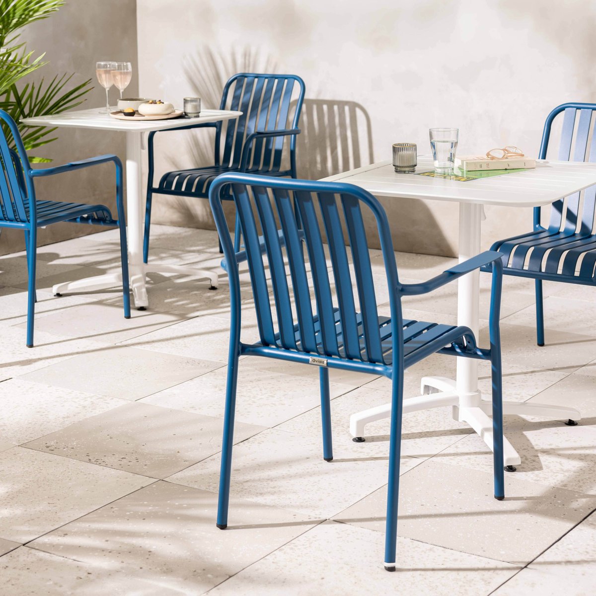 Chaise de terrasse avec accoudoirs en aluminium, FARO bleu foncé, OVIALA