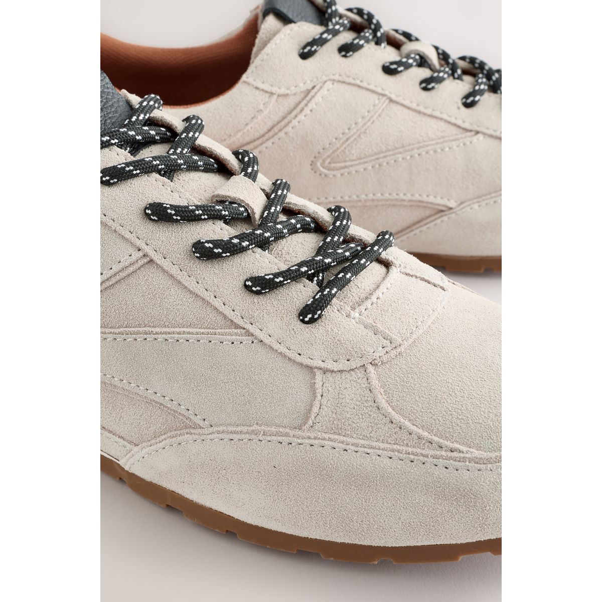 Baskets en cuir premium à lacets naturel, NEXT