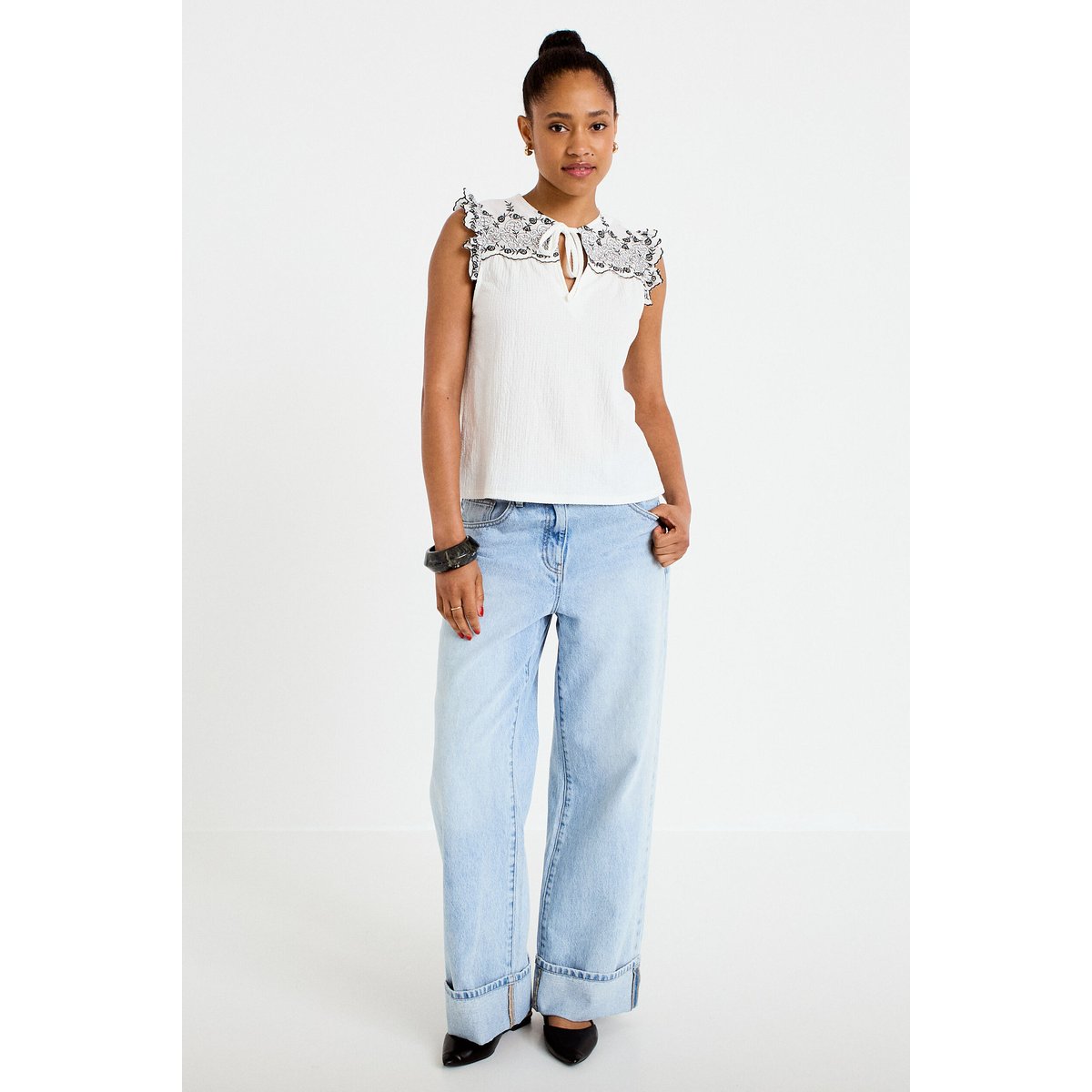 Blouse décolleté sans manches brodée noir, CACHE CACHE