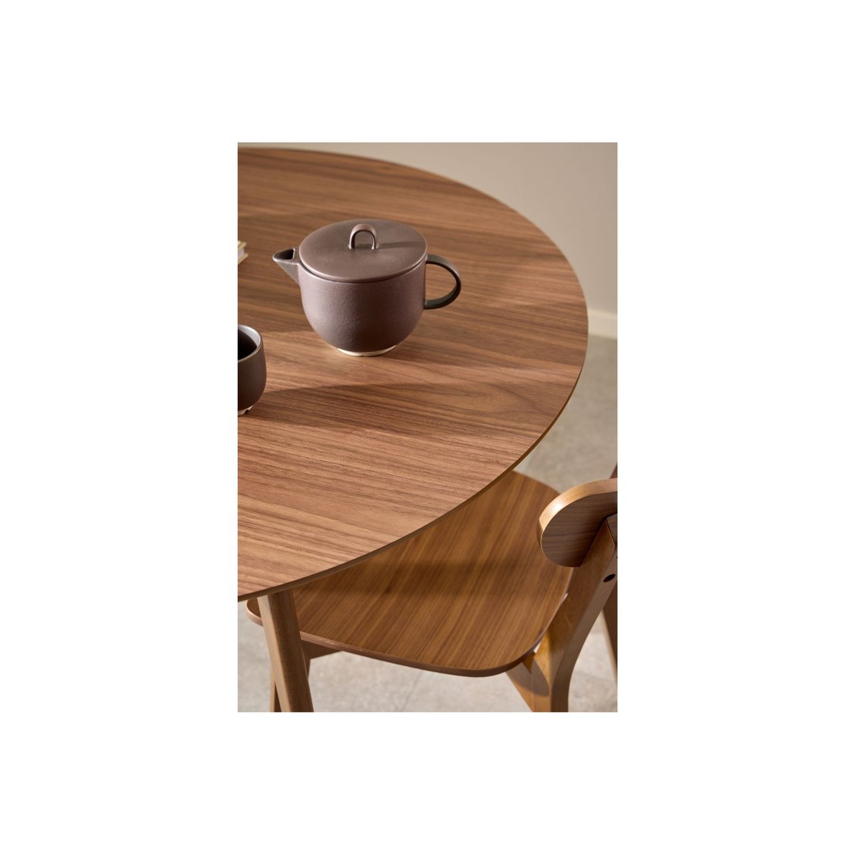 Table ronde en bois noyer D105 + 4 chaises noyer - LETA bois foncé, HELLIN, DEPUIS 1862
