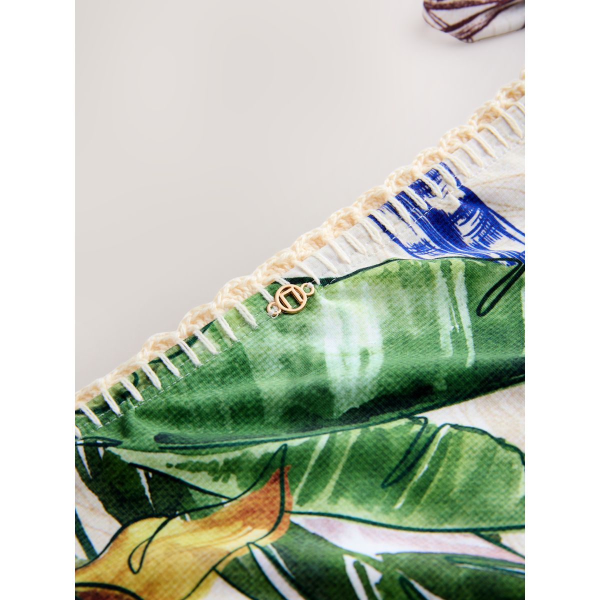 Bas de bikini noué sur les côtés blanc imprimé perroquet crème/marine, NEXT