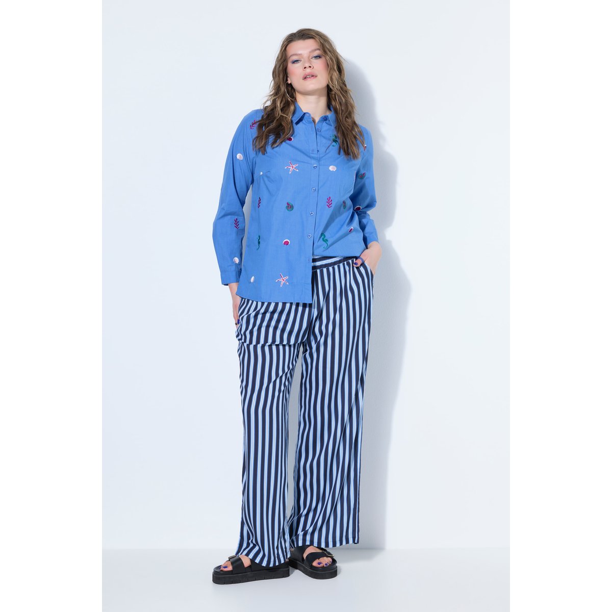 Pantalon jambes larges, taille haute, rayures bleu foncé, STUDIO UNTOLD