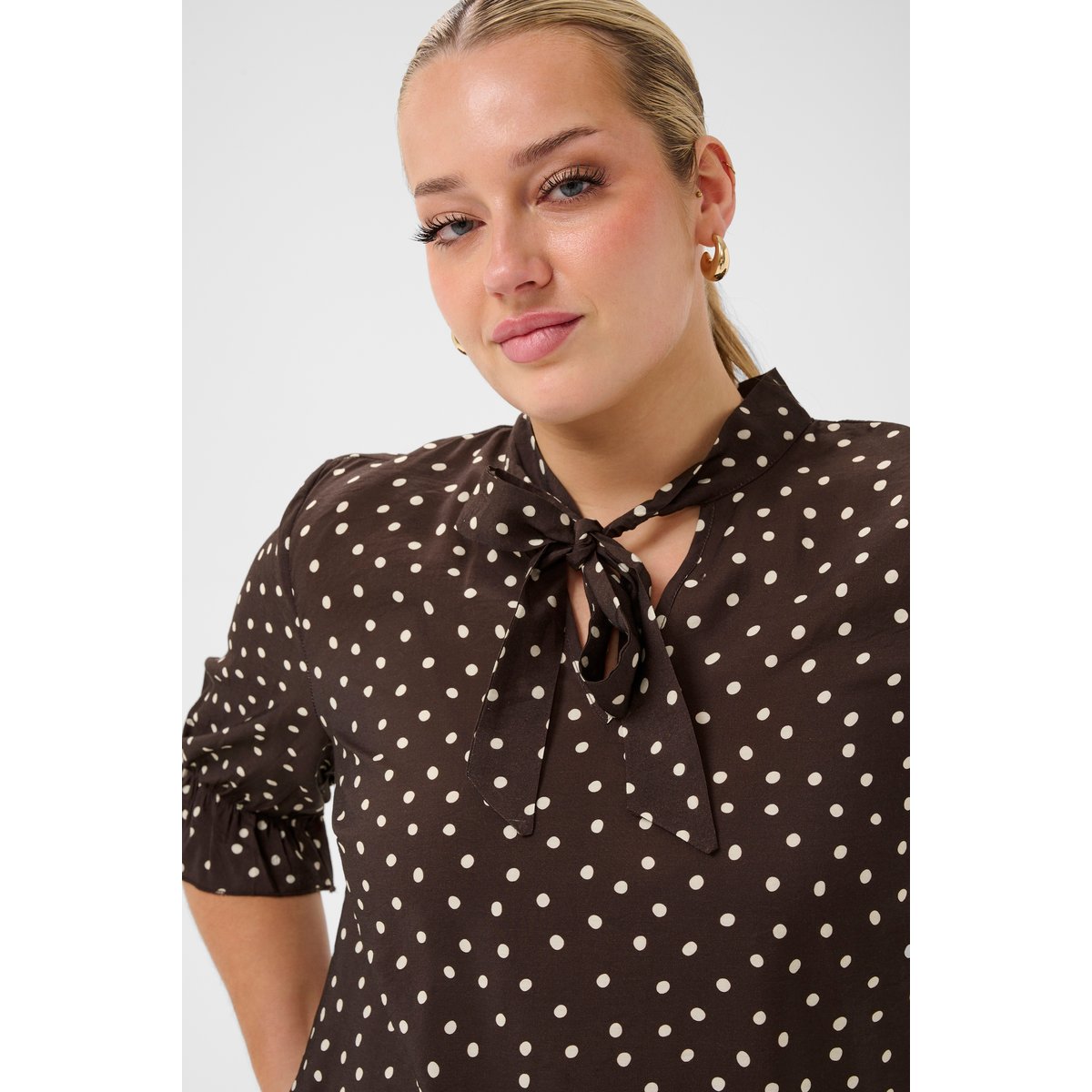 Blouse à manches courtes marron coffee bean turtledove dot, KAFFE CURVE