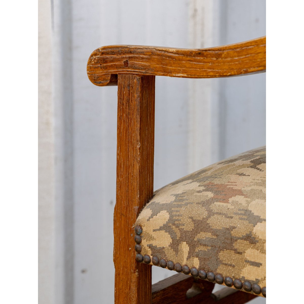 Fauteuil ancien clouté en bois et tissu Ernest N°1497 - Bon état bois foncé, DEBONGOUT