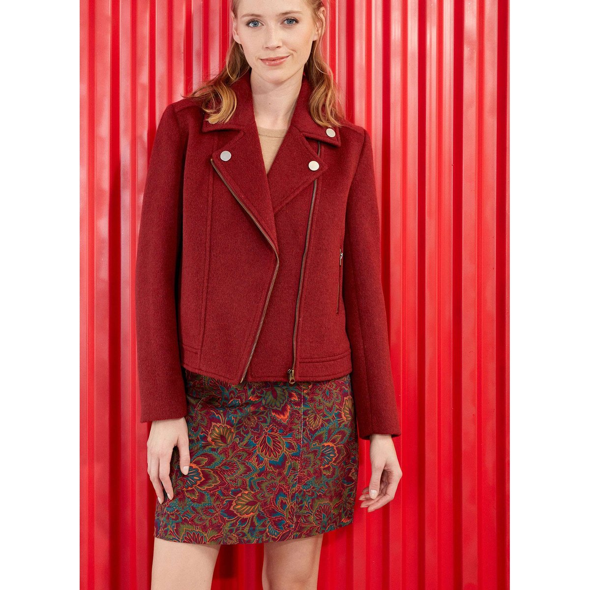Veste perfecto motif MAJDI rouge ruby, LA FIANCÉE