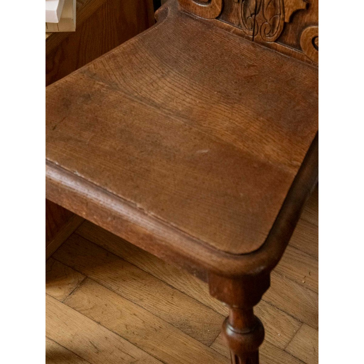 Paire de chaises au bois sculpté Claude N°1583 - Bon état bois foncé, DEBONGOUT