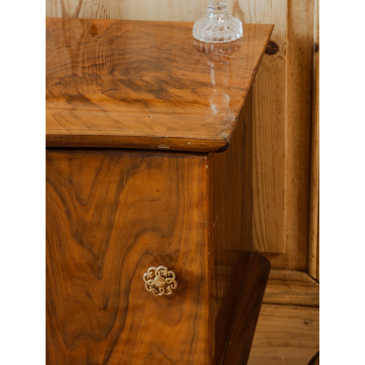 Paire de tables de chevet en bois Odile N°1423 - Bon état bois foncé, DEBONGOUT