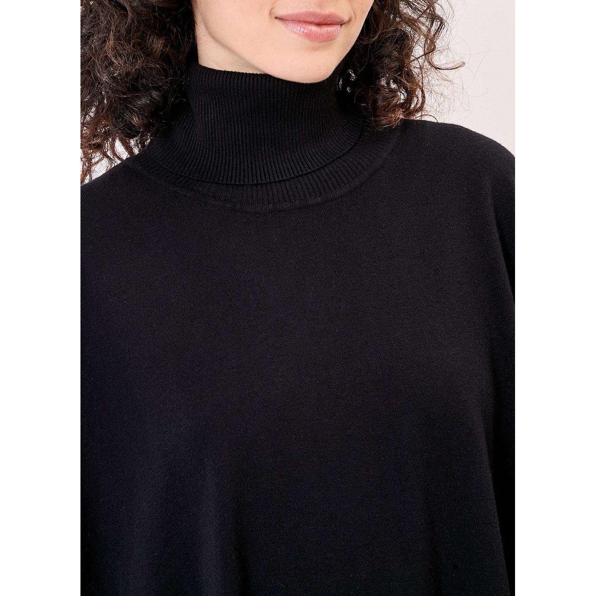 Poncho maille col roulé PAT noir, LA FIANCÉE