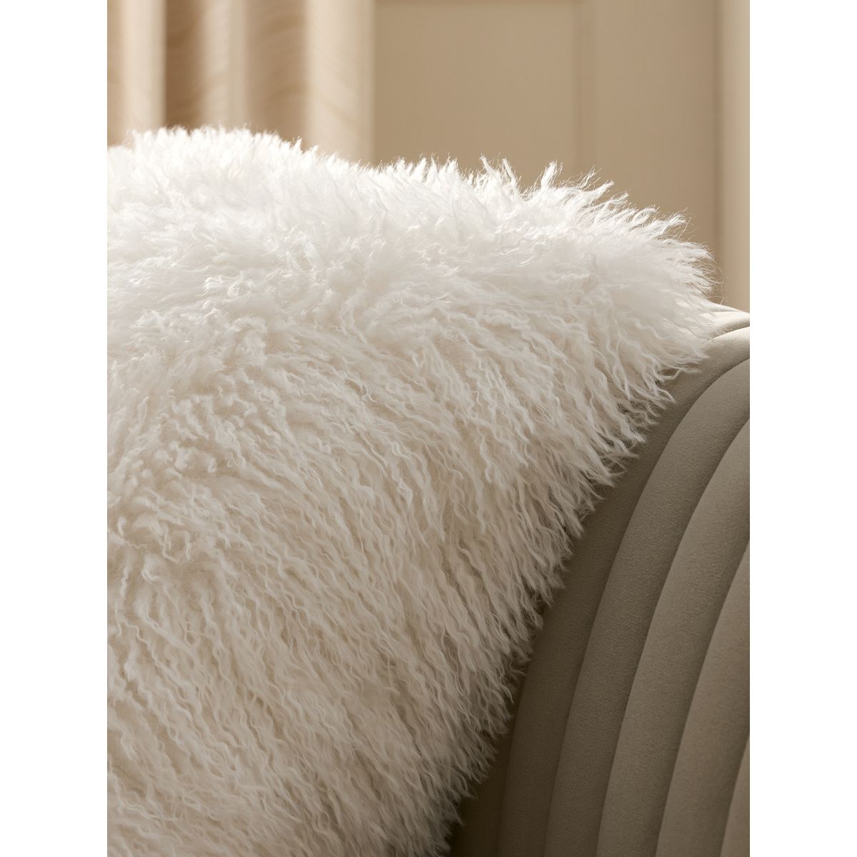 Coussin en imitation fourrure de mongolie ivoire, NEXT