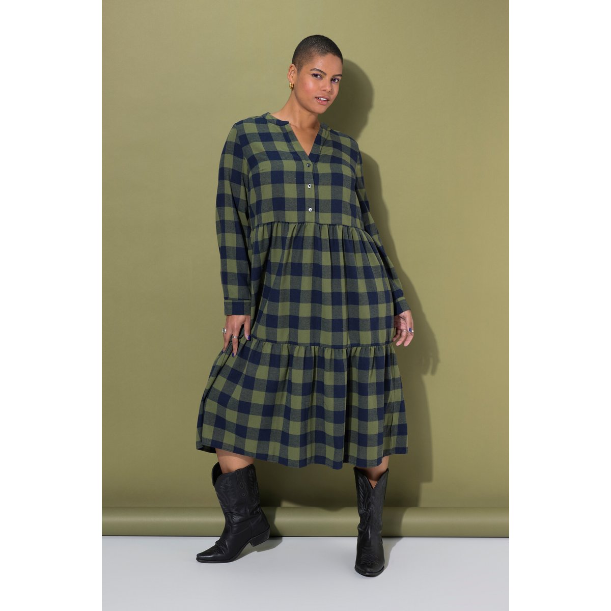 Robe midi à carreaux en flanelle. Manches olive foncé, STUDIO UNTOLD