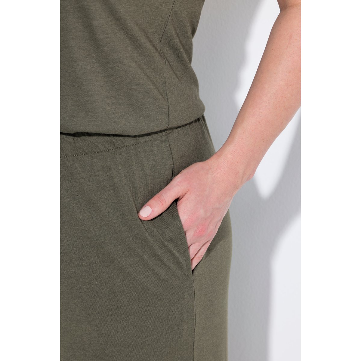 Combinaison sans manches. Décolleté gris olive, ULLA POPKEN
