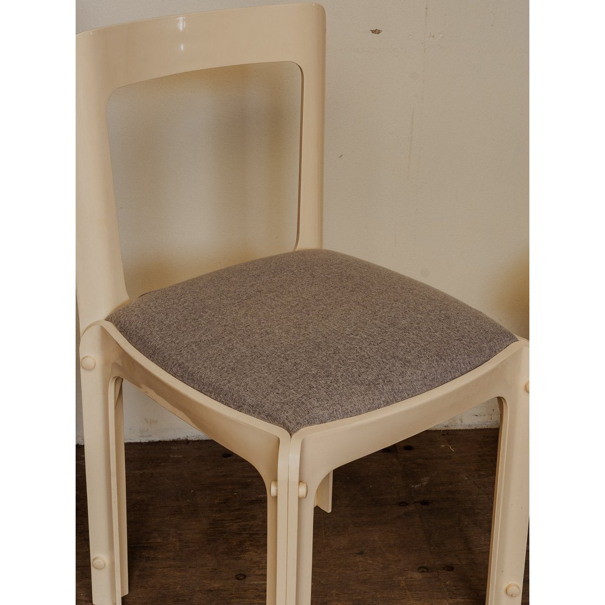 Chaise en plastique écru et tissu gris Alma N°1588 - Bon état ecru, DEBONGOUT