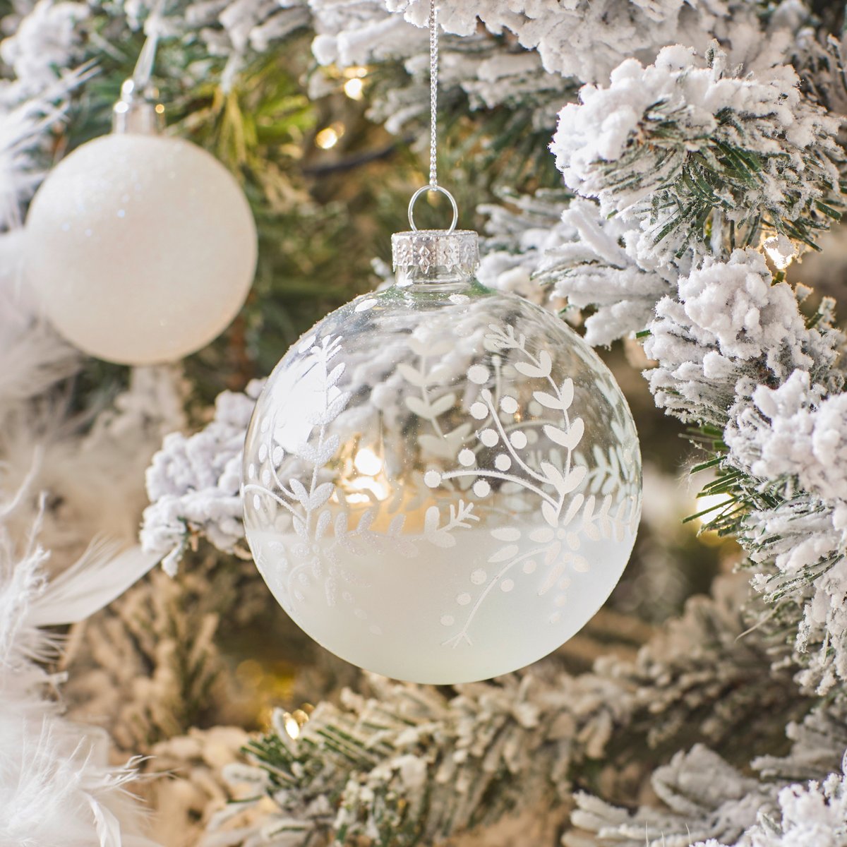 Boule de Noël en verre fleurs et branche blanche D. 80 mm blanc, FEERIC LIGHTS & CHRISTMAS