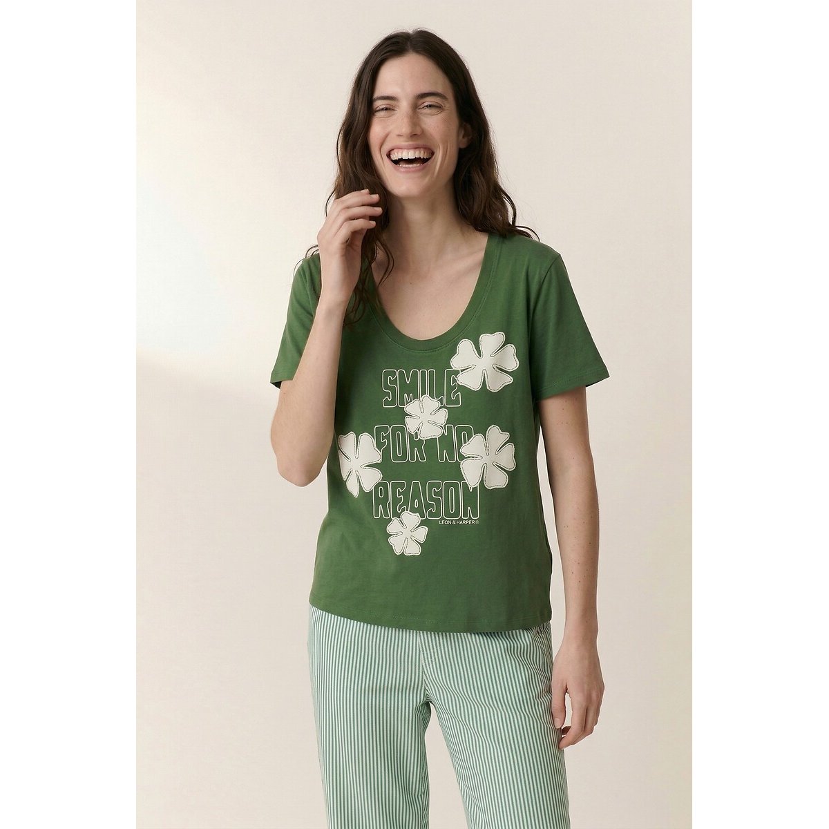 T-shirt col U manches courtes à fleurs appliquées, TIZIA vert, LEON & HARPER