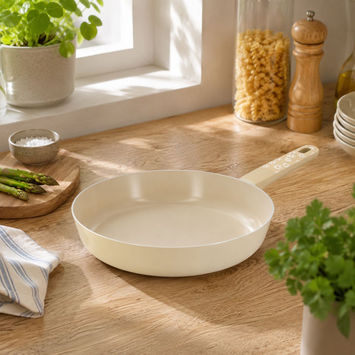 Poêle 28cm en aluminium, MARGUERITE beige, MENASTYL