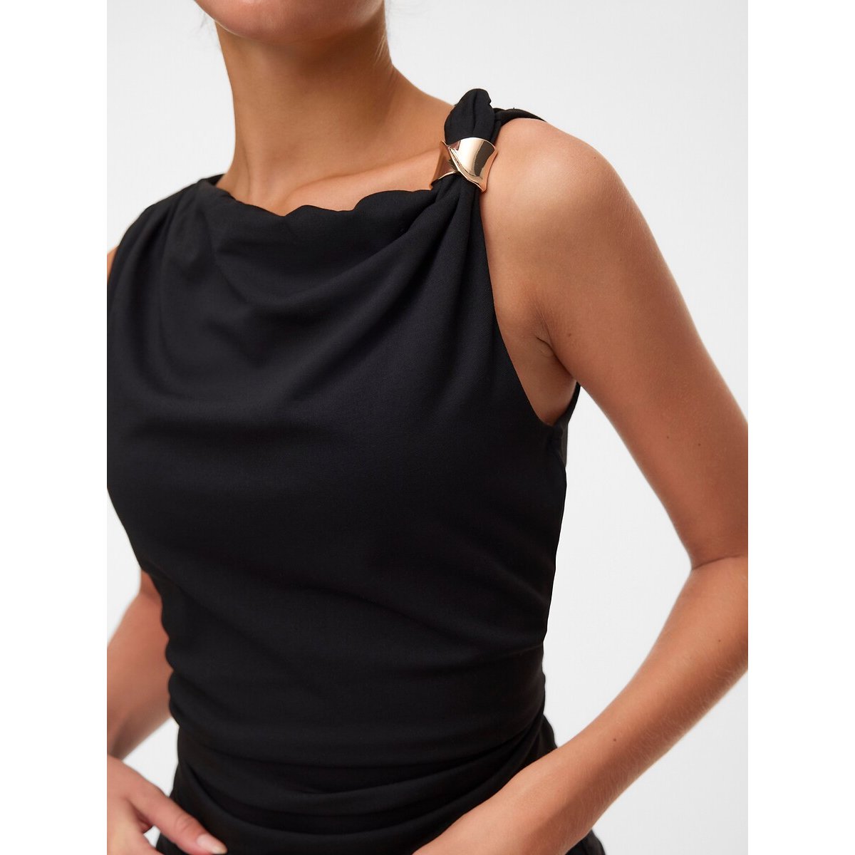 Top sem mangas com detalhes dourados preto , VERO MODA