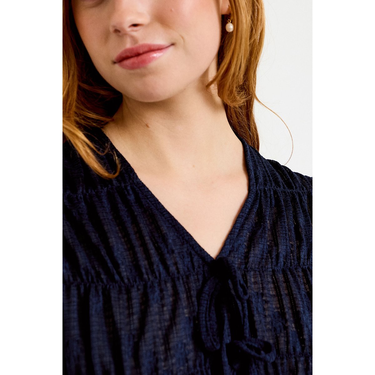 Blouse ajustée col v dentelle plissée bleu marine, CACHE CACHE