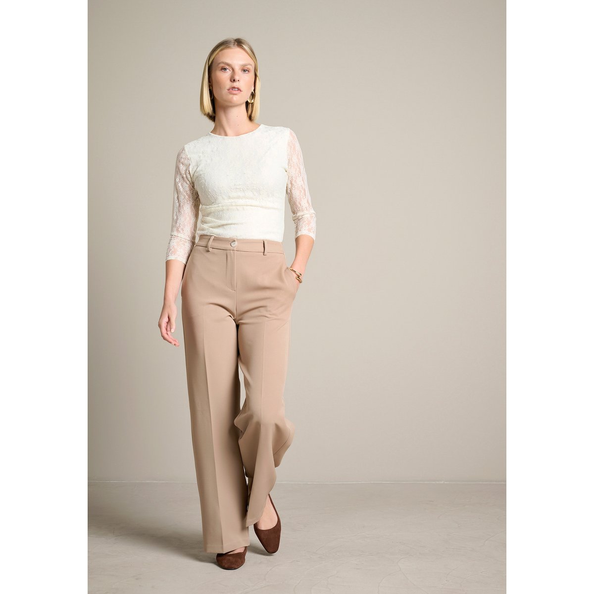 Pantalon classique coupe large en twill taupe, LOLALIZA