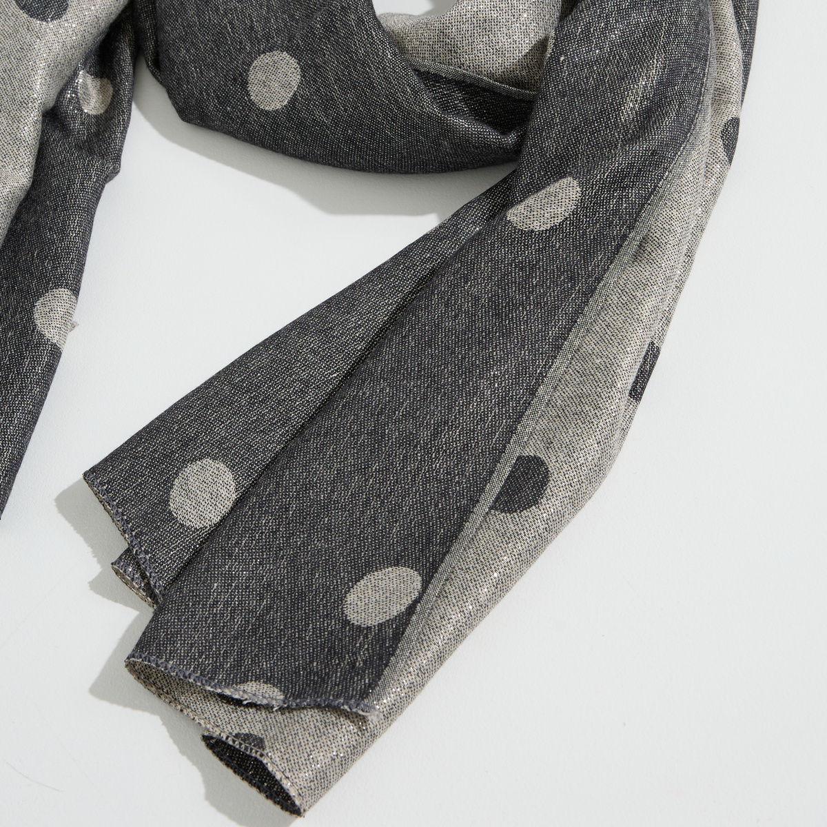 Écharpe longue brillante à pois gris, GRAIN DE MALICE