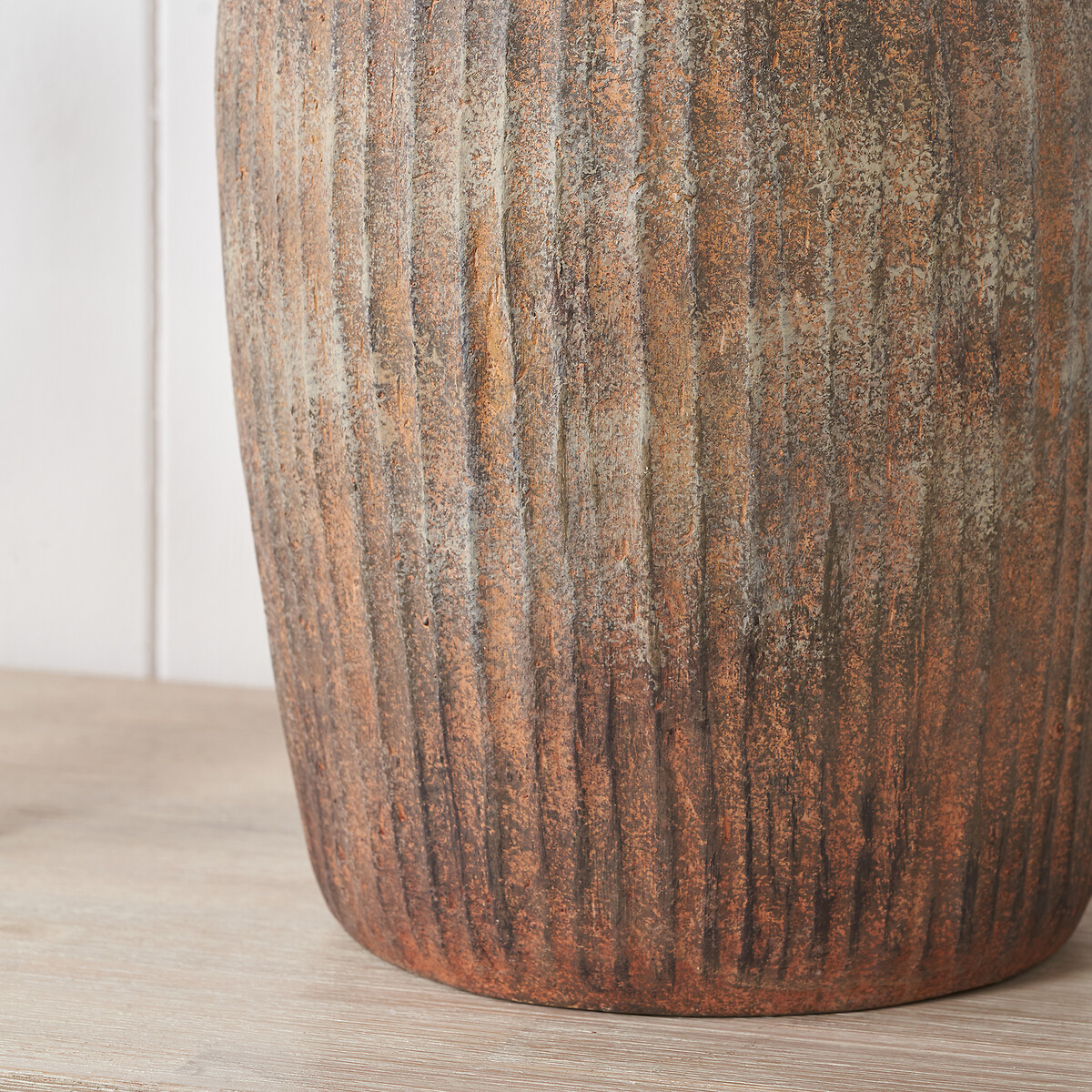 37cm Rustic Brown Fibrestone Vertical Ribbed Vase brown , ÉDITÉ