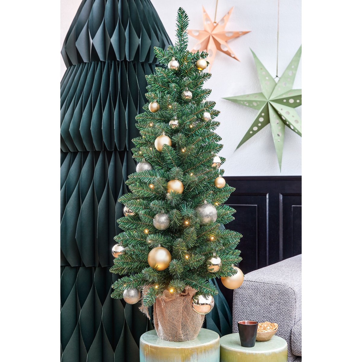 Sapin de Noël artificiel dans un sac en jute avec LED H120 cm GERLOS vert, BLACK BOX TREES