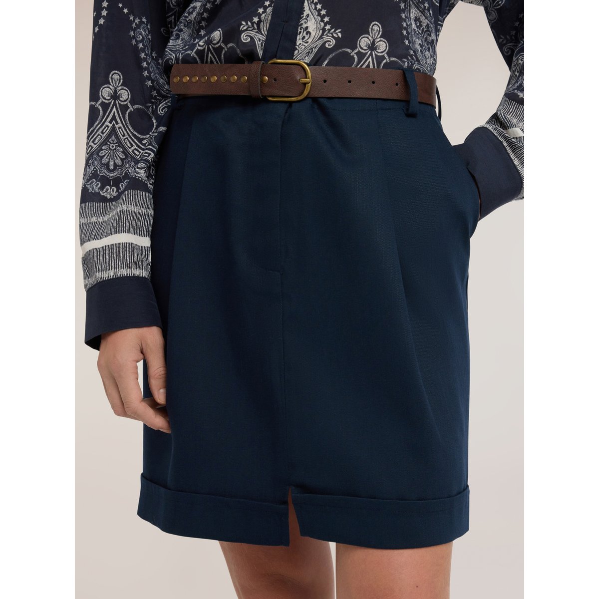 Jupe à pinces avec ceinture cloutée bleu, MOTIVI