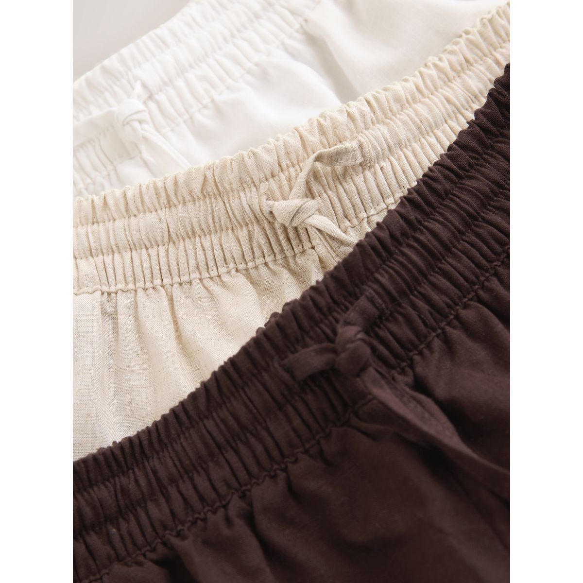 Short à enfiler en mélange de lin, lot 3 chocolat/neutre/blanc, NEXT