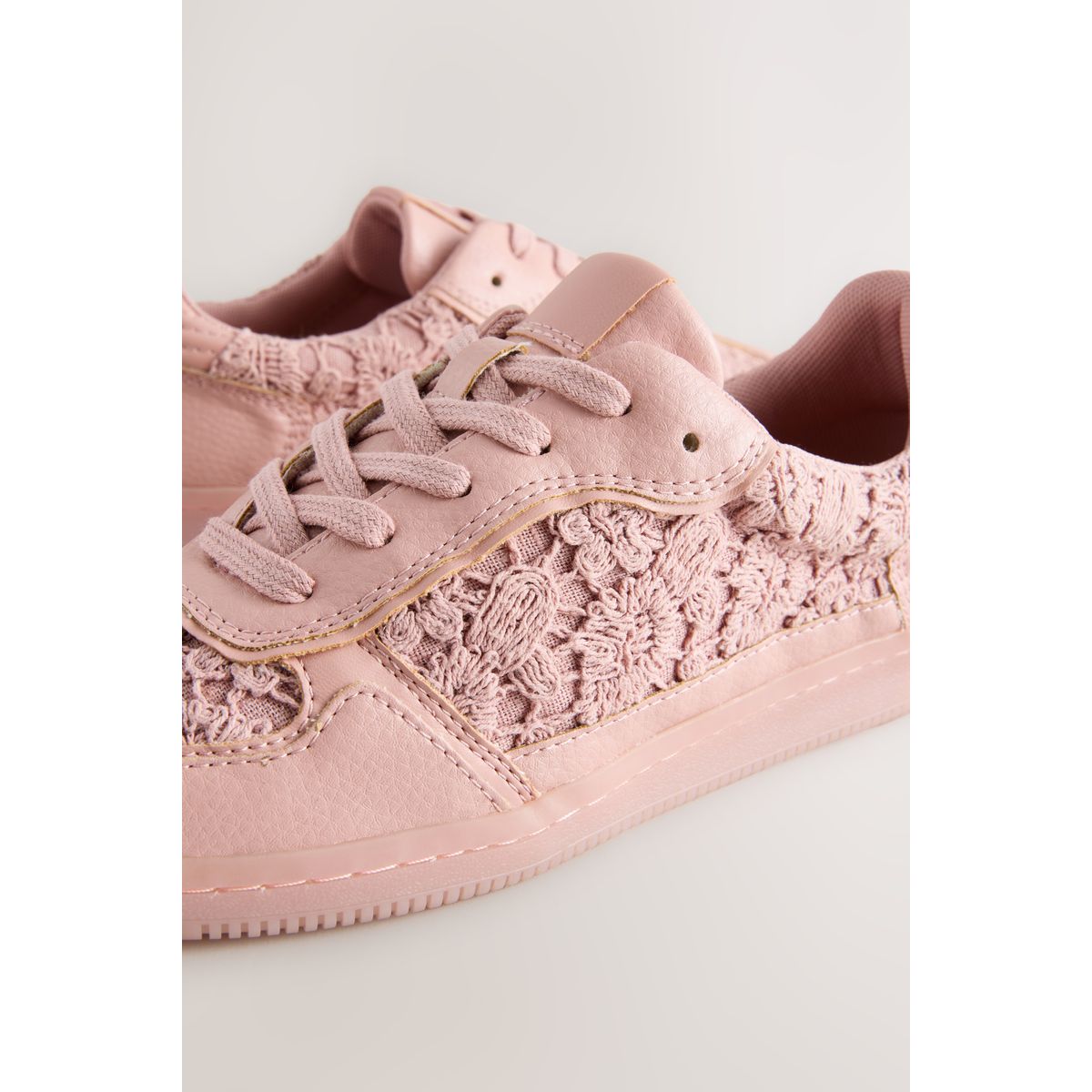 Baskets à lacets broderie rose blush, NEXT